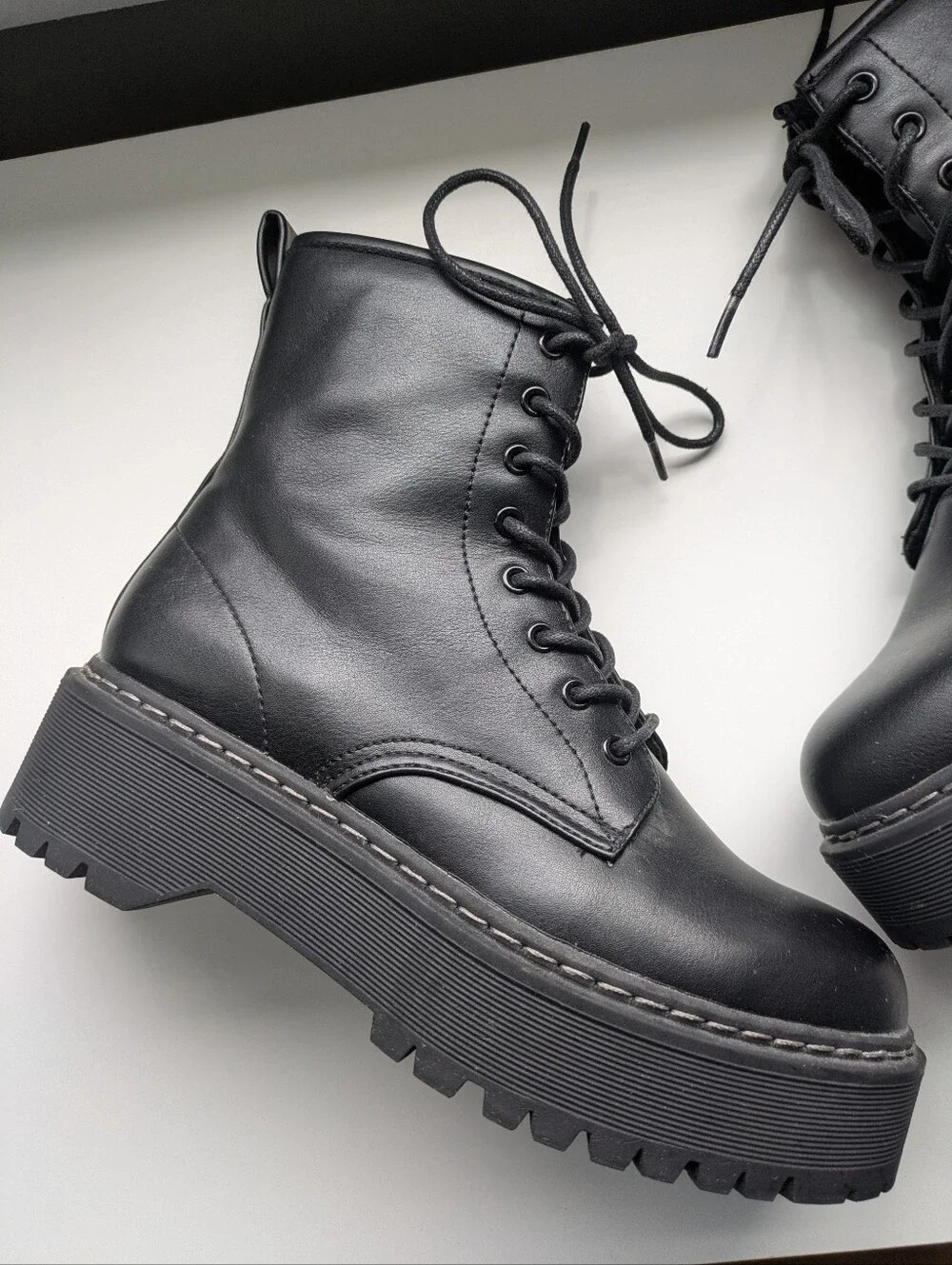 Steve Madden Bettyy Black Platform Combat Boots 8 Vegan Leather - Picture 2 of 12